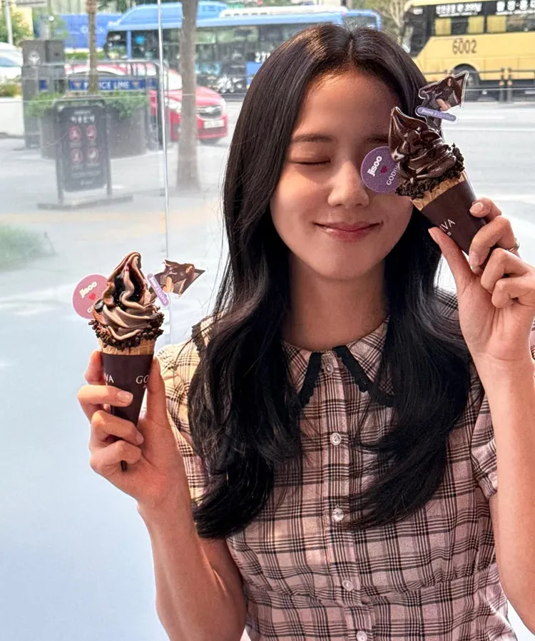 Jisoo親自來店面替聯名甜品帶貨。翻攝Jisoo IG