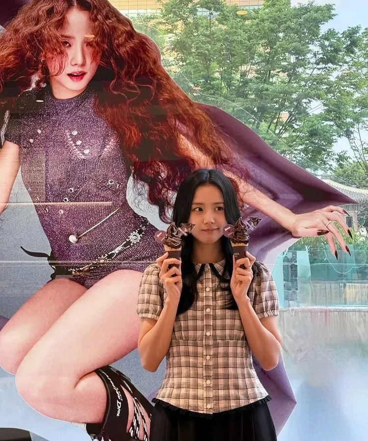 Jisoo的格紋造型相當甜美。翻攝Jisoo IG