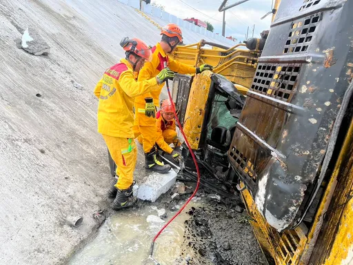 屏東怪手墜河堤！司機遭壓住救出已不治
