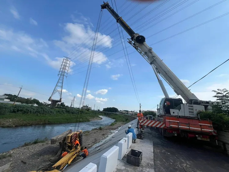 怪手掉落河床受困，救出已明顯死亡。翻攝畫面