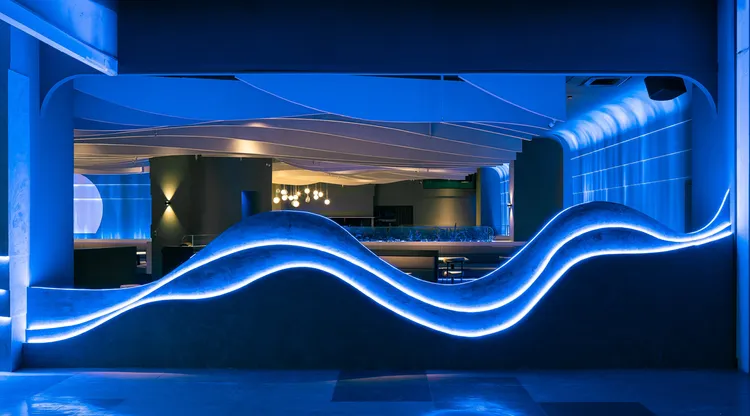 高雄夢時代店，猶如深藍海域靜謐分站。業者提供