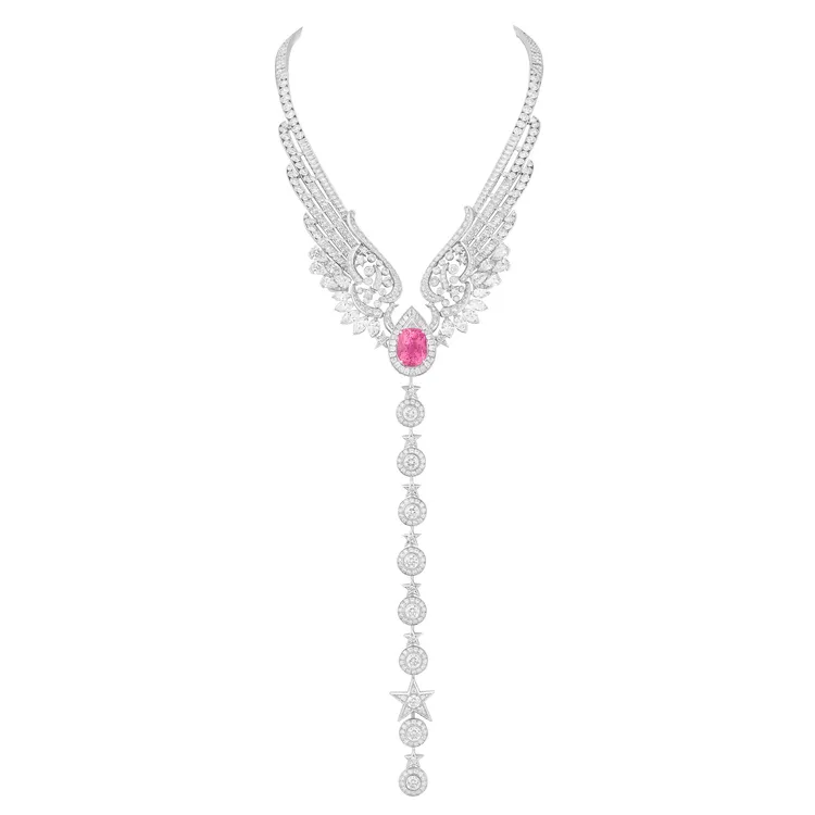 Wings of CHANEL項鍊，主石為一顆重約19.55克拉的帕帕拉夏藍寶石，色調在粉橘與玫瑰粉間展現溫潤光芒。品牌提供