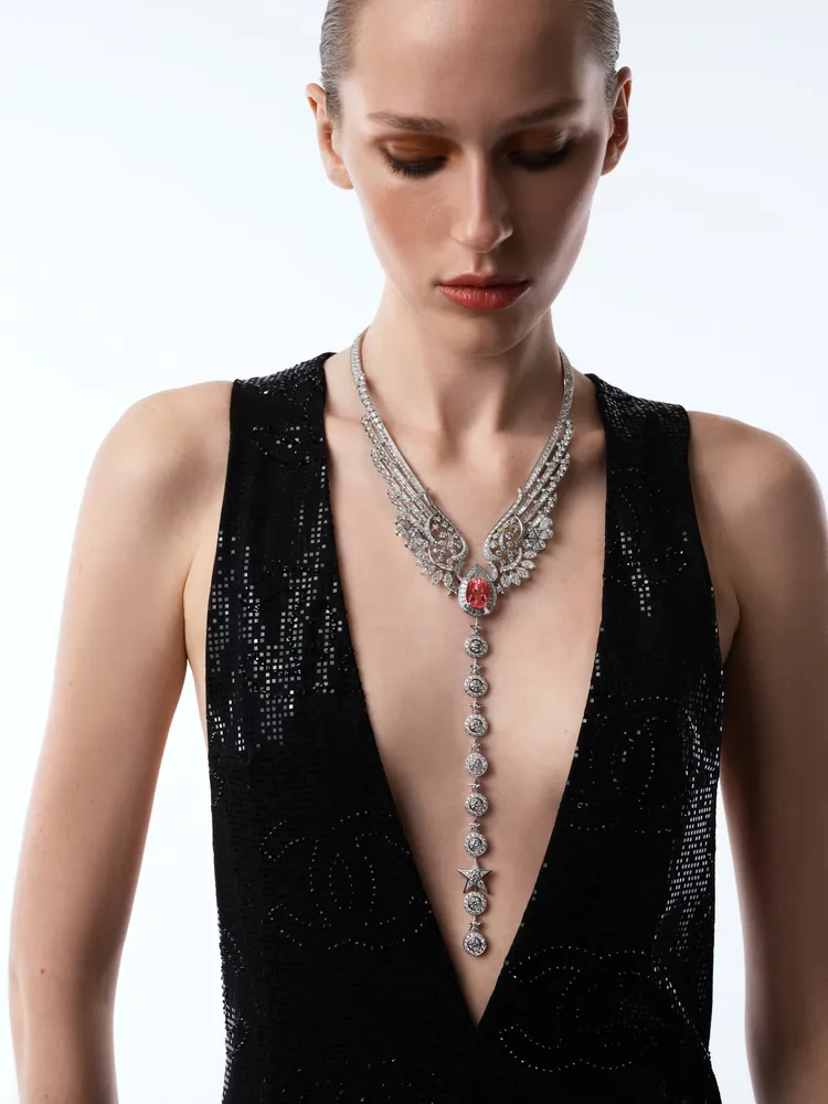 系列最為高價的Wings of CHANEL項鍊，定價3億4294萬3000元。品牌提供