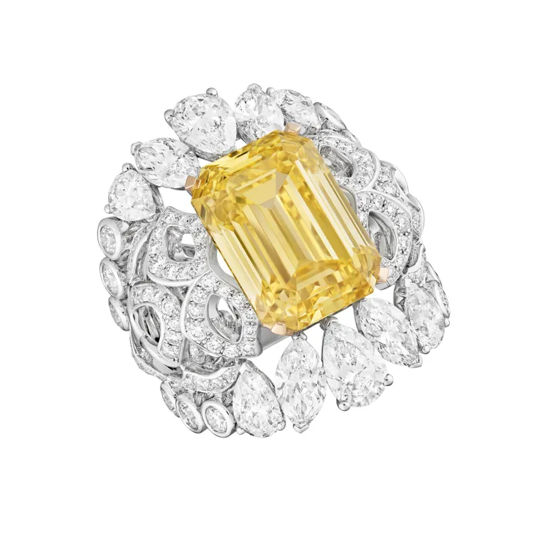 Sky is the Limit戒指，主石為重約11.11克拉VS1祖母綠形切割艷彩黃鑽，1億4029萬5000元。