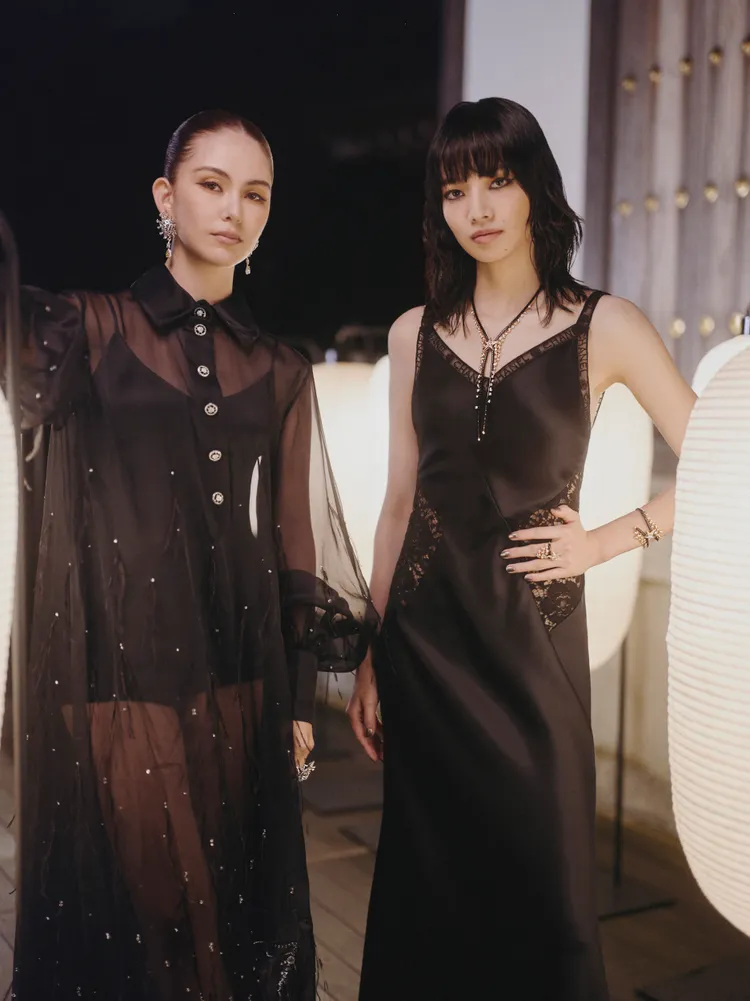 昆凌（左）與小松菜奈同框。品牌提供