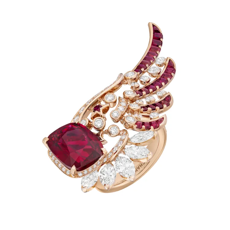Wild At Heart 戒指，以18K粉紅金，鑲嵌天然鑽石和紅寶石，主石為重約8.44克拉的枕形切割紅寶石，1億5276萬5000元。品牌提供