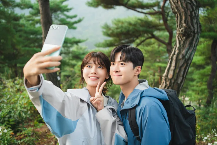 秀英（左）劇中重逢初戀孔明。friDay影音提供