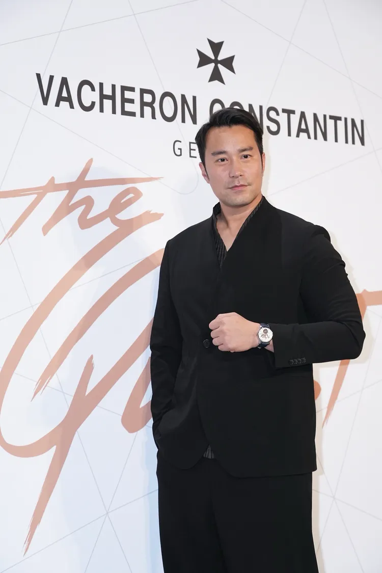 張孝全以全黑西裝配戴Traditionnelle陀飛輪逆跳日曆鏤雕腕錶。彭欣偉攝