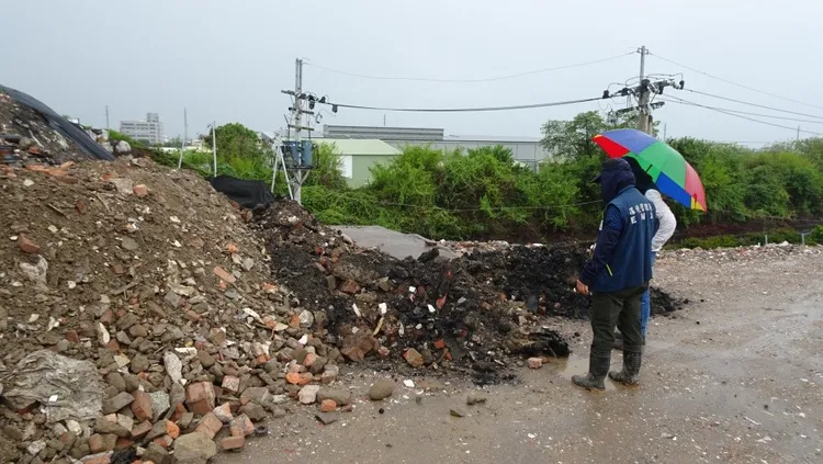 檢方現場開挖，發現有大量黑色廢塑膠混合物。翻攝畫面