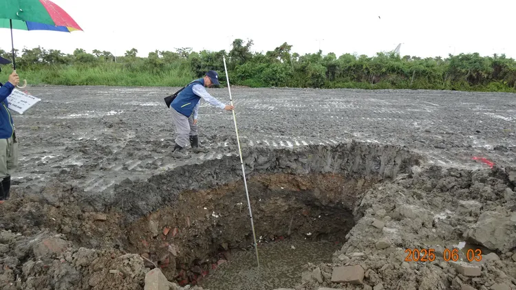 檢方現場開挖，發現有大量黑色廢塑膠混合物、廢輪胎，現場傳出陣陣異味。翻攝畫面