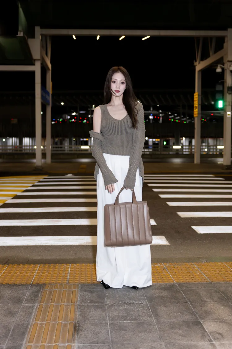 李聖經的機場穿搭以白色寬褲增添休閒氣息。品牌提供