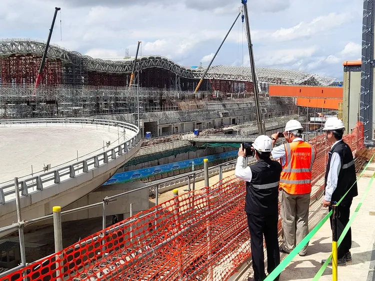 謝金河直擊桃園機場第三航廈施工現場。翻攝謝金河臉書