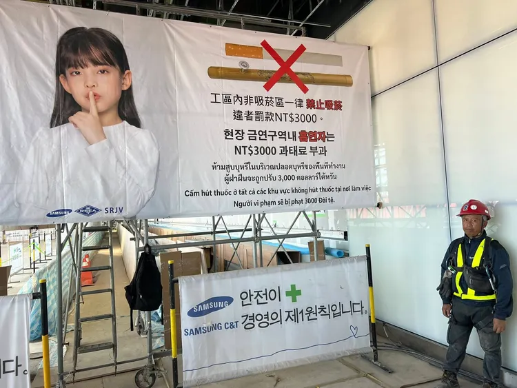 謝金河直擊桃園機場第三航廈施工現場。翻攝謝金河臉書