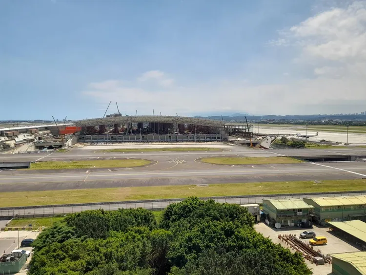 謝金河直擊桃園機場第三航廈施工現場。翻攝謝金河臉書