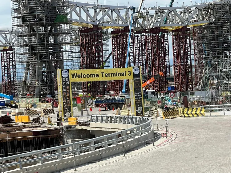 謝金河直擊桃園機場第三航廈施工現場。翻攝謝金河臉書