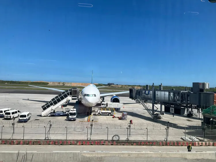 謝金河直擊桃園機場第三航廈施工現場。翻攝謝金河臉書