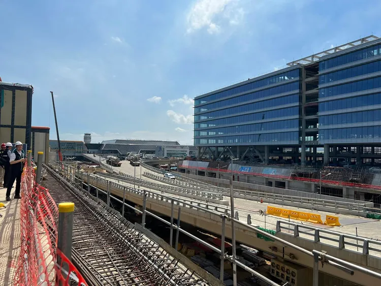 謝金河直擊桃園機場第三航廈施工現場。翻攝謝金河臉書