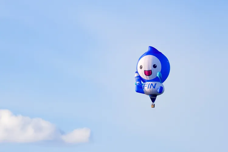 「FIN水寶」造型熱氣球外型圓滾滾又討喜，手中更拿著FIN補給飲料，萌度破表。業者提供