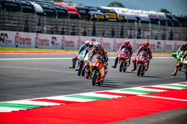 Moto3 正賽進行時賽道溫度已高達攝氏40度，Moto2 開賽時更飆破攝氏50度，對輪胎的性能與壓力都是極大挑戰。業者提供