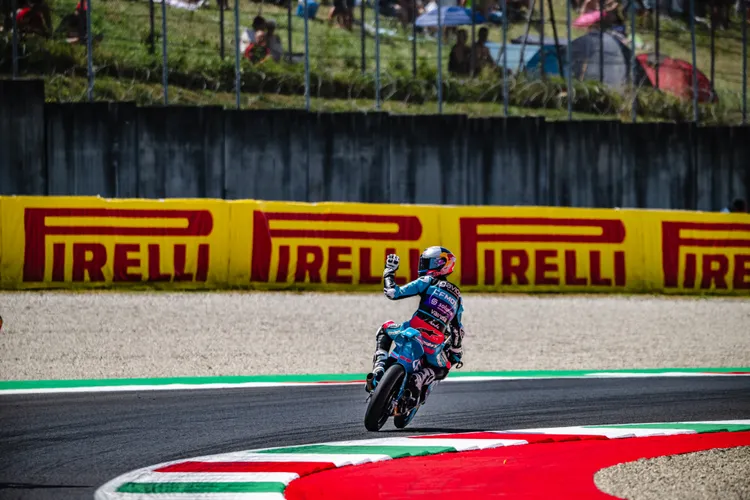 Moto3 組別勝利則由 KTM 陣營的 Máximo Quiles 拿下。業者提供