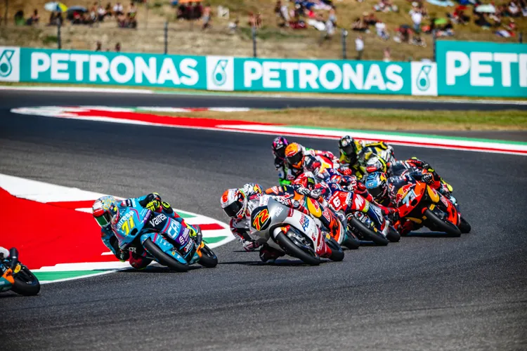 Moto3 組別，勝利則由 KTM 陣營的 Máximo Quiles 拿下，從第七位發車的他力壓同樣駕駛 KTM 的桿位車手 Álvaro Carpe，以及義大利本土希望 Dennis Foggia，最終登上最高頒獎台。業者提供