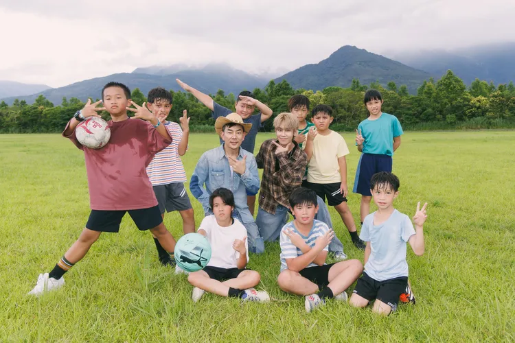 任賢齊（第二排左起）與鼓鼓前進花蓮拍攝MV，趁機宣傳花蓮之美。相信音樂提供