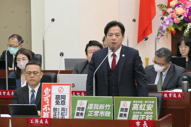 三面宣傳反罷免的標語牌放置在邱臣遠桌上。翻攝畫面