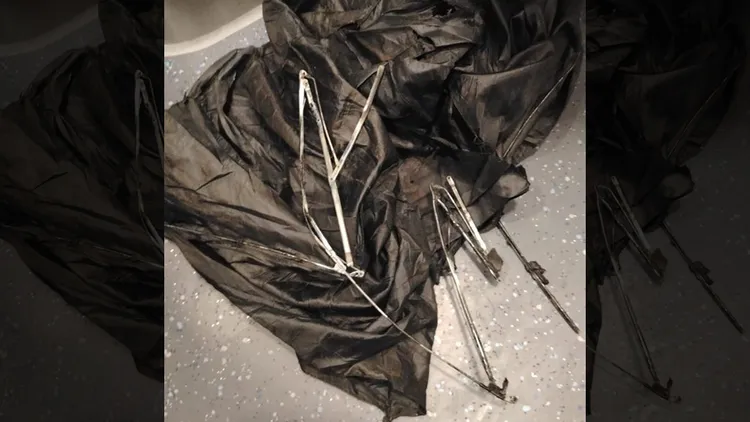 掉落在軌道的雨傘。翻攝自X