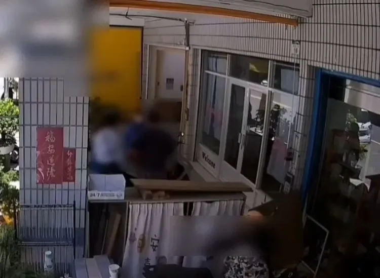 鄰居因蚊香煙味口角互打。翻攝畫面