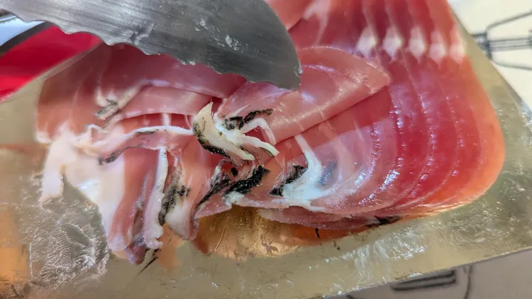 一款primo義式生火腿片，打開後發現有明顯發霉的「墨綠霉菌」。翻攝自臉書粉專「Costco好市多 商品經驗老實說」