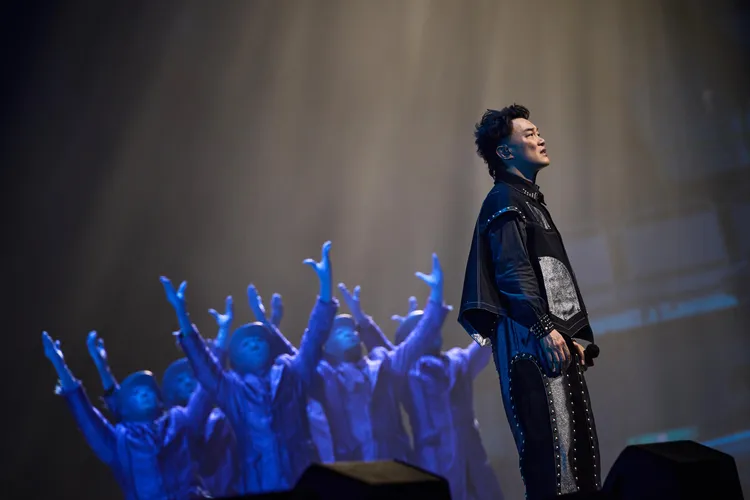 陳奕迅忙演唱，坦言對話嘮的他忍得很辛苦。My Kan提供