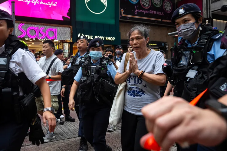 香港社運人士雷玉蓮才到維園附近就被警方帶走。美聯社