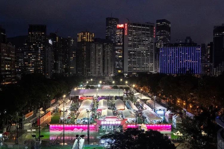 維多利亞公園借給親港府團體舉辦市集，主要空地被佔用。美聯社