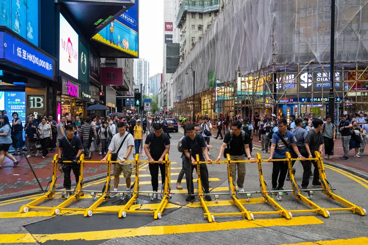 香港警察4日在銅鑼灣商業鬧區佈下路障。路透社
