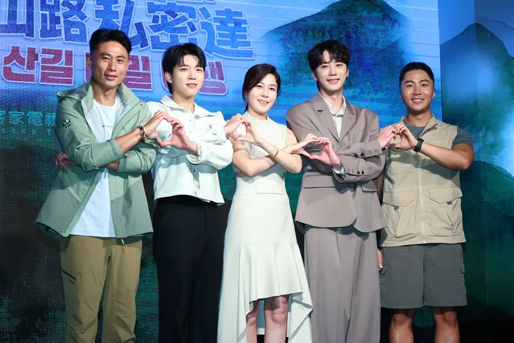 （左起）彭小刀、南優鉉、金荷娜、李濬榮、肌肉山山。攝影中心攝