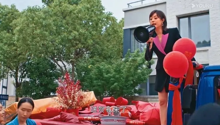 孫儷在《蠻好的人生》讓人印象深刻的一幕是她拿擴音器到小三住的社區大呼老公被搶走。翻攝優酷YouTube