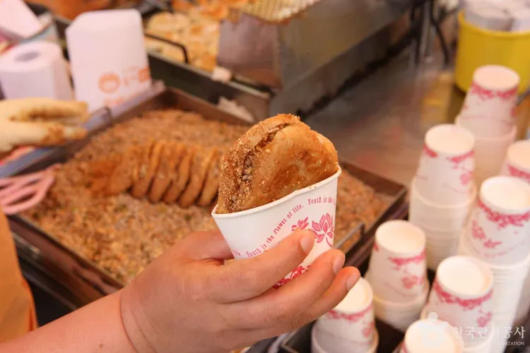 堅果糖餅是釜山代表性的街邊小吃。韓國觀光公社提供