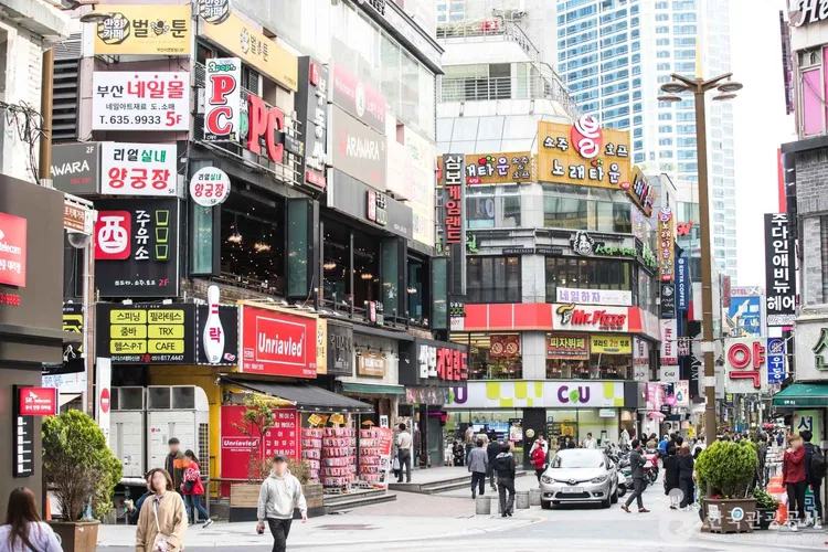 今年定為「2025韓國南部觀光年」，將提供以釜山為中心的獎勵制度。圖為釜山西面街商圈，韓國觀光公社提供