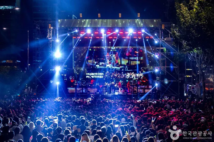 目前台人訪韓核心客群多為MZ世代，深受韓流文化影響出國旅遊。圖為首爾江南節K-POP演唱會，韓國觀光公社提供