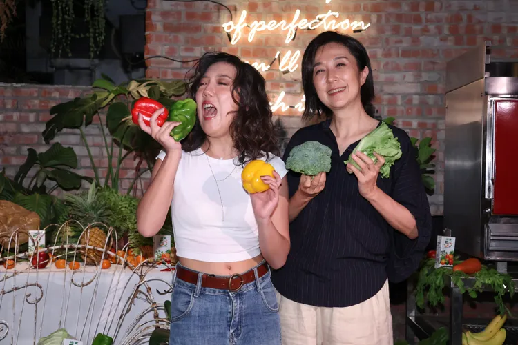 李竺芯日常生活接地氣，平時有種菜的她，慶功宴為了貼近生活，準備蔬菜作為道具。莊宗達攝