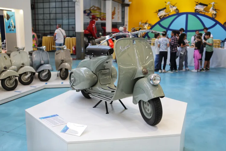 1946年問世的Vespa 98 cc，是Piaggio轉型民用的開端，以簡潔車身、封閉鏈條與腳踏啟動設計，開創實用又優雅的速克達新時代。林浩昇攝