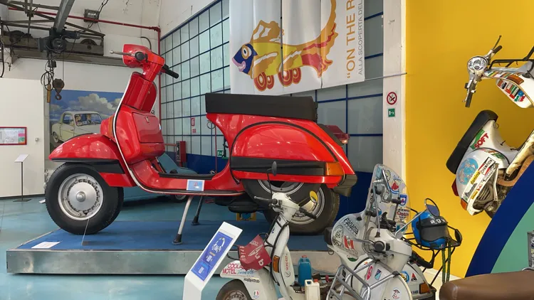 現場一台放大4倍的Vespa P125X巨型版本，絕對是到訪者的打卡熱區。林浩昇攝