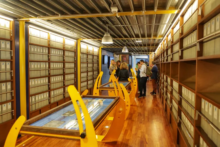 歷史迴廊兩旁珍藏著Vespa從創立至今的珍貴歷史，中央區域則羅列了Piaggio集團從1884年創立至今的重大記事。林浩昇攝