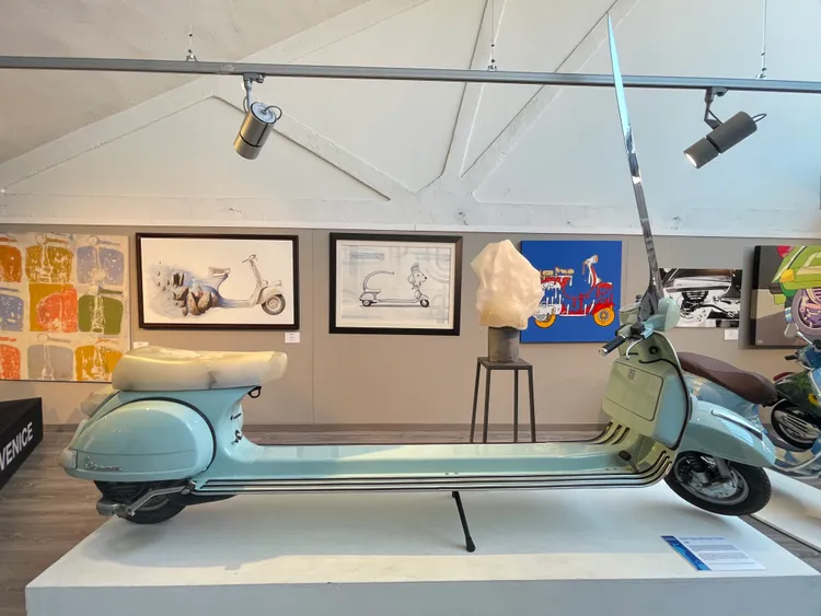 加長型 Vespa 是一件結合幽默與超現實風格的藝術創作，透過不合比例的車身延展，打破日常通勤工具的既定想像，象徵自由、無限與對速度感的誇張詮釋，成為博物館中極具張力的視覺焦點。林浩昇攝