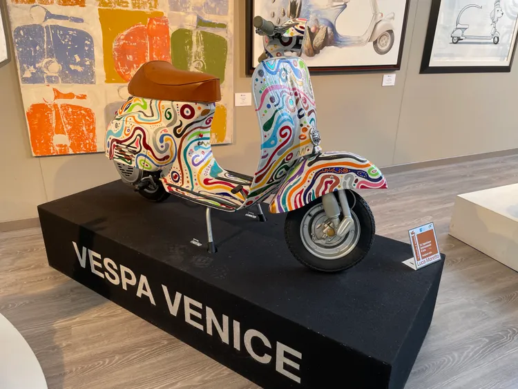 Vespa Venice 是一輛結合義大利藝術與工藝的限量藝術車，由藝術家操刀以威尼斯為靈感手繪車身，展現浪漫水都意象與Vespa優雅設計的完美融合。林浩昇攝