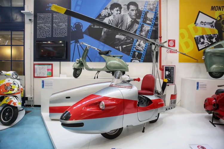 Vespa Alpha 為1967年電影《Thunderball》打造的特製潛水速克達，具備水下推進裝置與密封設計，是Vespa少數結合電影與科技的奇幻之作。林浩昇攝