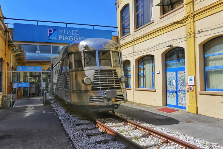 1936年出廠的M2 DE 54型柴油電聯車，車頭整個車鼻就這樣穿透博物館玻璃帷幕彎進展場。林浩昇攝