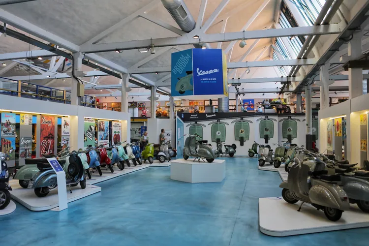 在穿過一道小門之後整個空間豁然開朗，一整排一整排令人熱血沸騰的Vespa經典收藏，便是Vespa歷史的縮影。林浩昇攝