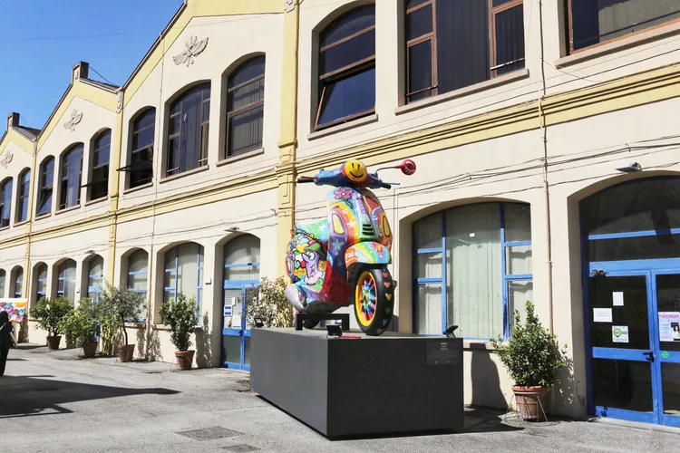 一進入Piaggio博物館區，就能見到色彩繽紛的超大型Vespa機車造景。林浩昇攝