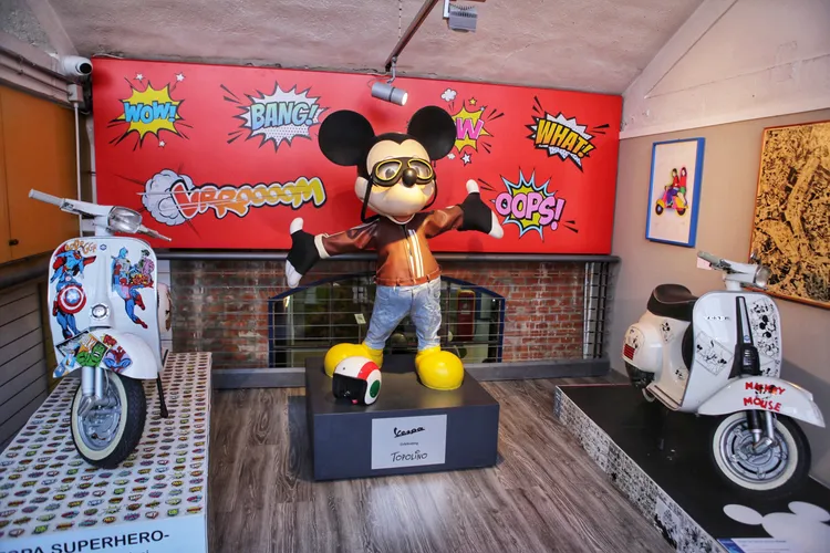 還有一區是Vespa與迪士尼Micky Mouse米老鼠聯名的車款展示區。林浩昇攝